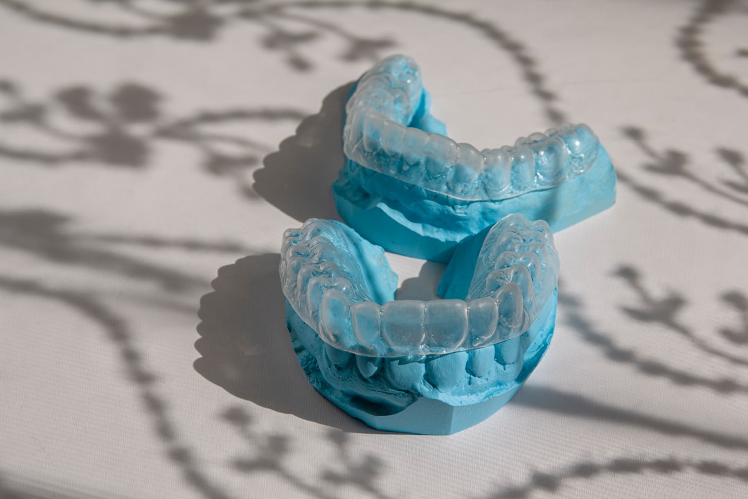 Renkleşmeyi Önlemek İçin Invisalign Plaklarının Doğru Kullanımı