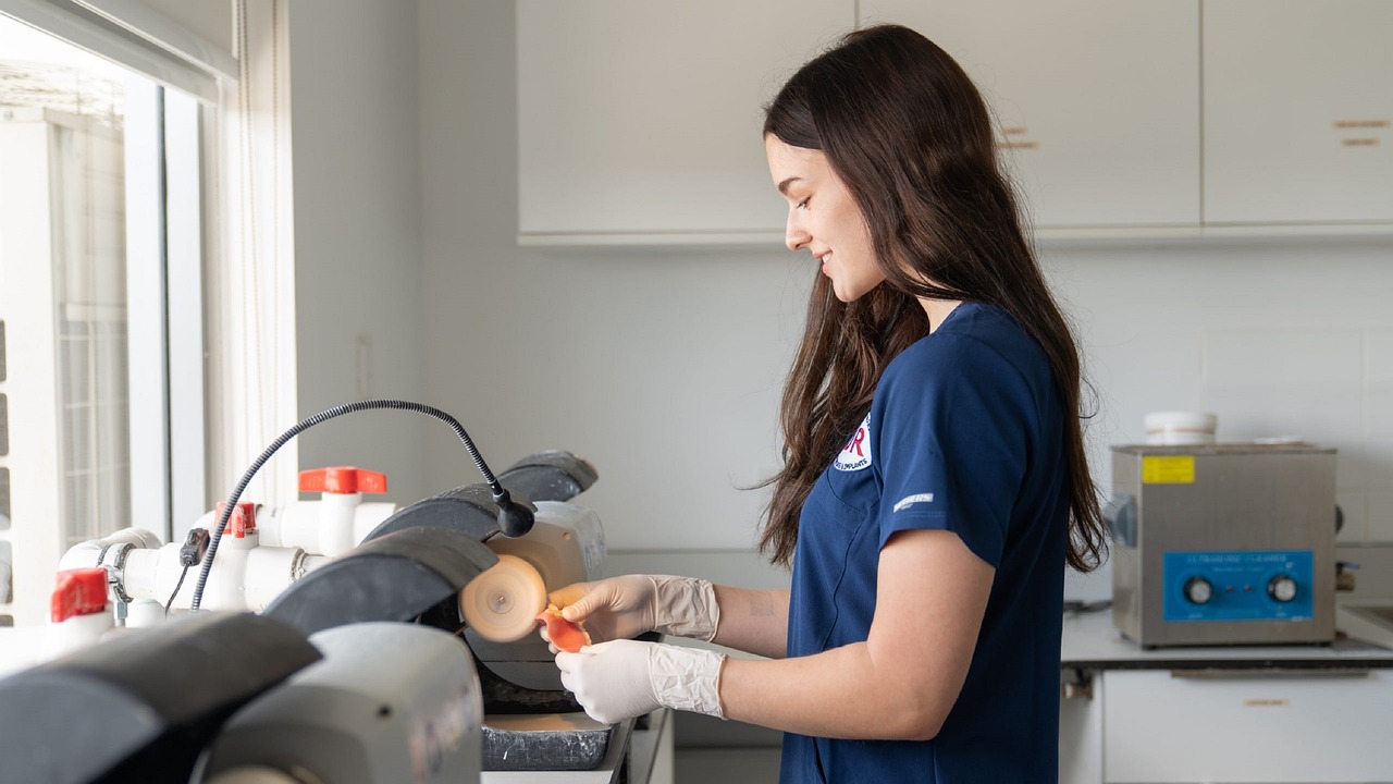 İnvisalign Tedavisinde Plaklarınızı Temizlemenin 5 Kolay Yolu