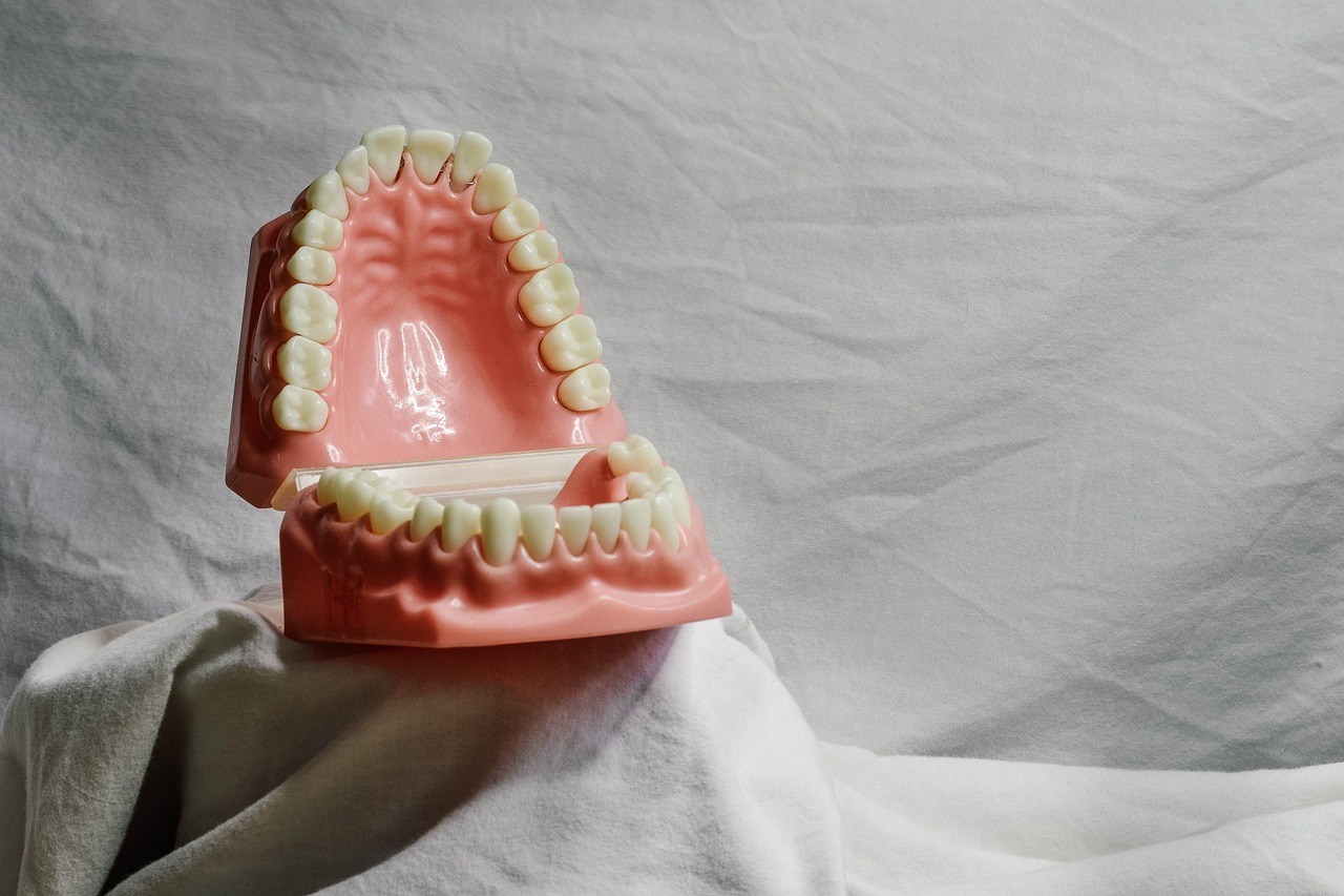 Invisalign vs. Lingual Braketler