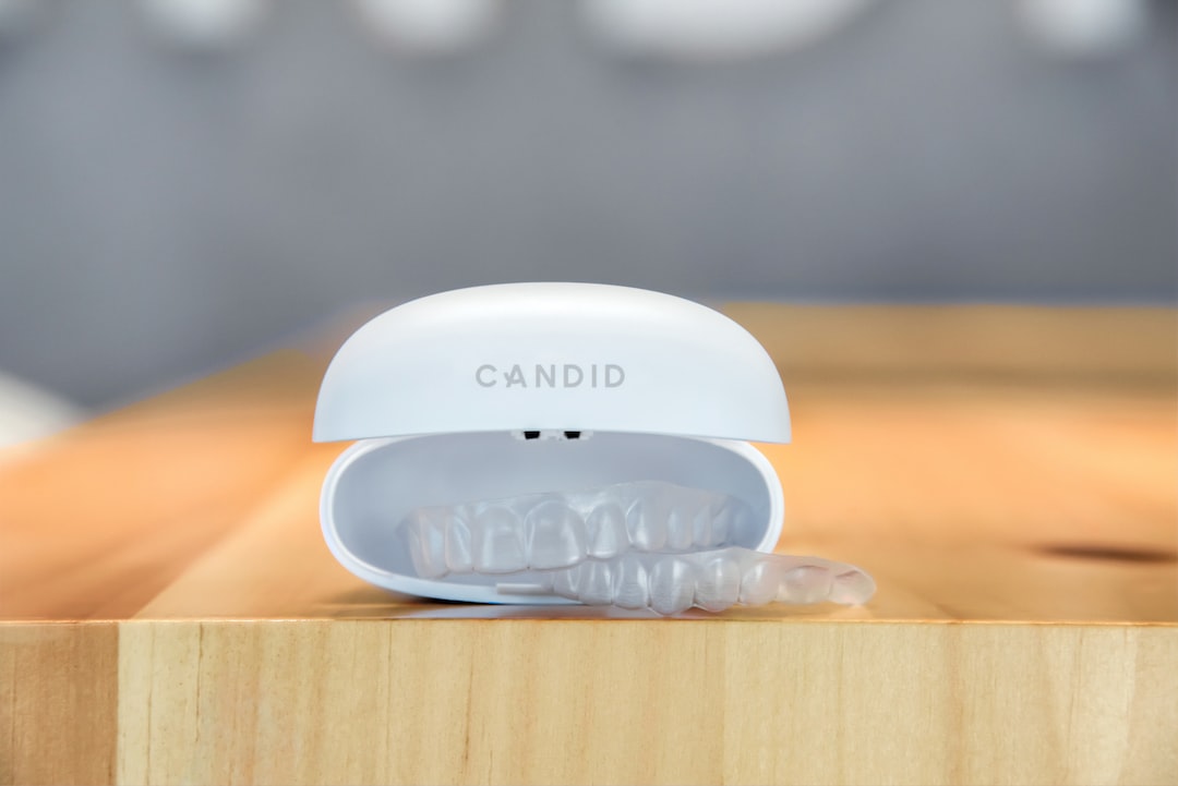 Invisalign Tedavisinde Diş Fırçalama ve Diş İpi Kullanımının Ortodontik Sonuçlara Etkisi